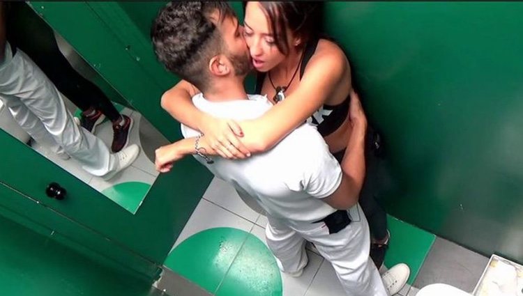 Suso y Aurah Ruiz, muy cariñosos en los baños de 'GHVIP6'/ Foto: teleicnco.es