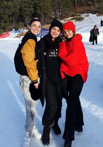 Selena Gomez con sus amigos en la nieve| Foto: instagram