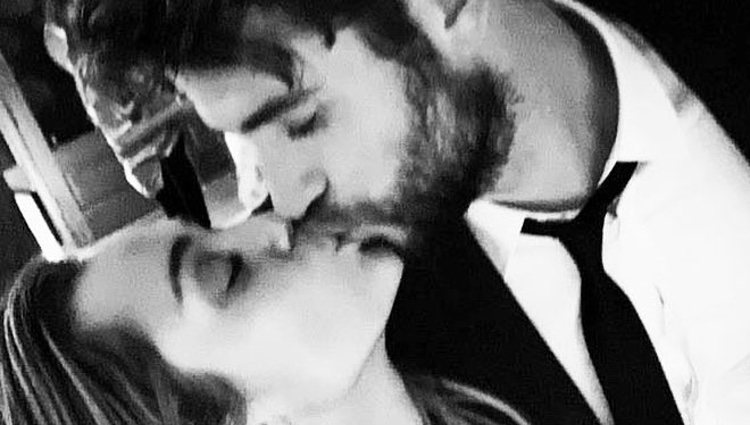Miley Cyrus y Liam Hemsworth besándose / Instagram