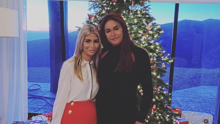 Caitlyn Jenner y Sophia Hutchins posando frente al árbol / Instagram