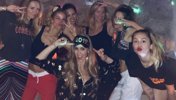 Elsa Pataky junto a sus amigas y Miley Cyrus| Foto: Instagram