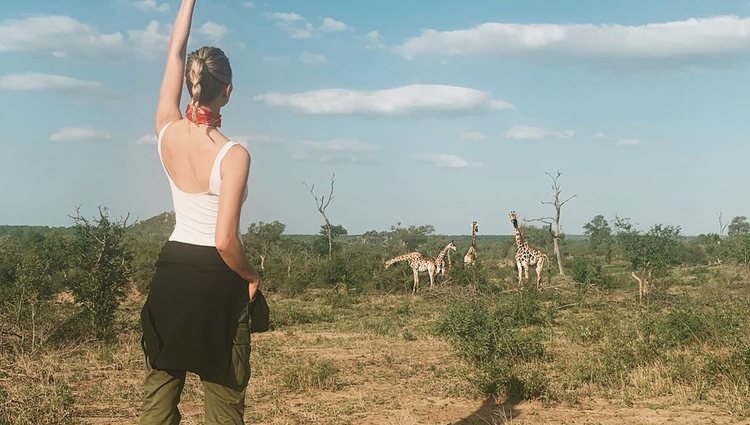 Karlie Kloss paseando entre jirafas | Foto: @karliekloss