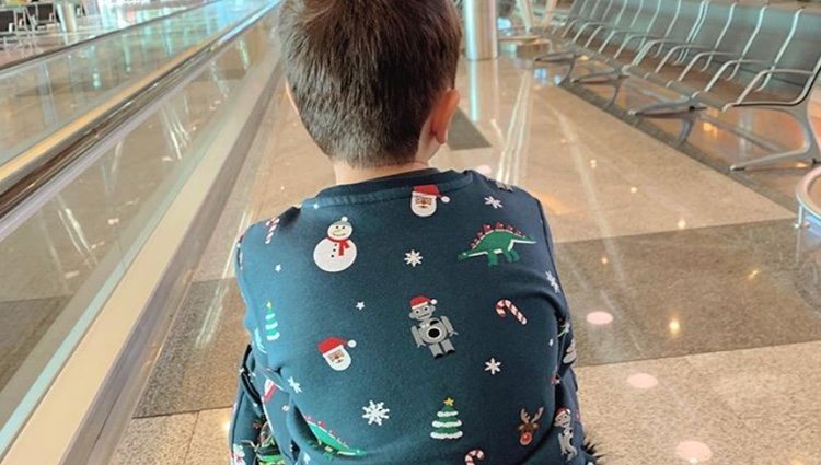 El hijo de Alba en el aeropuerto con ella| Foto: Instagram
