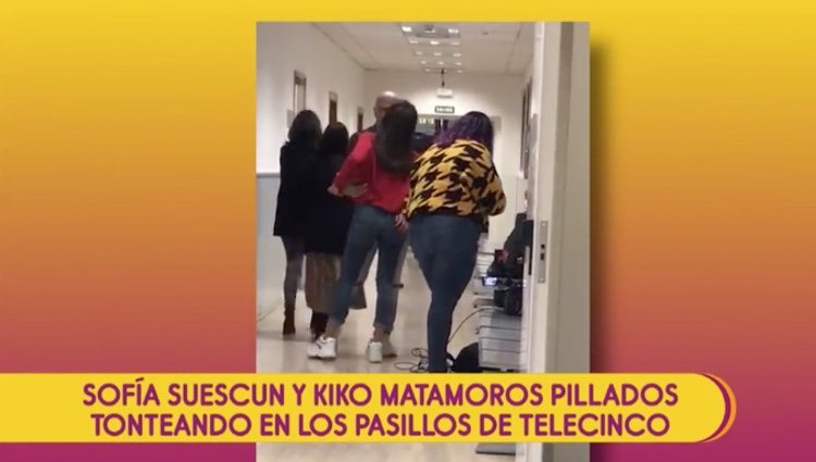 Sofía y Kiko tonteando en los pasillos | Foto: Telecinco.es
