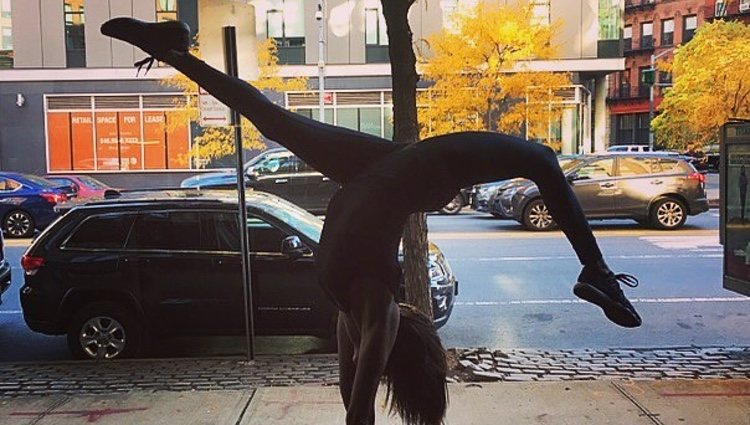 Nina Dobrev haciendo una postura de yoga en plena calle