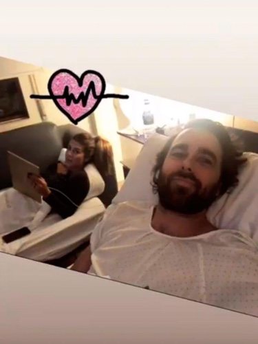 Javier Ungría acompañado de Elena Tablada en el hospital | Foto: Instagram