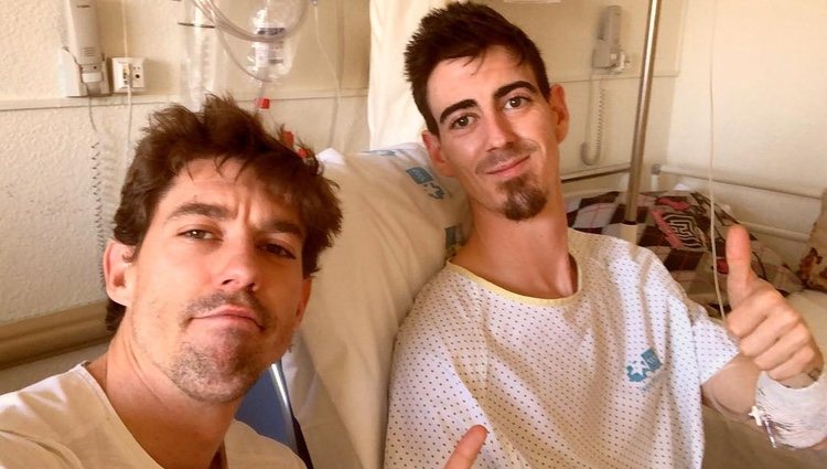 Adrián Lastra con su hermano en el hospital | Foto: Instagram