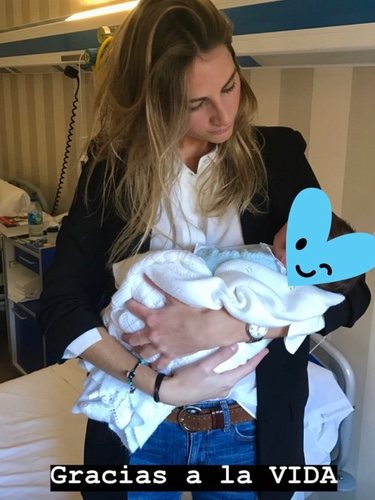 Sibi Montes con el bebé en brazos | Instagram