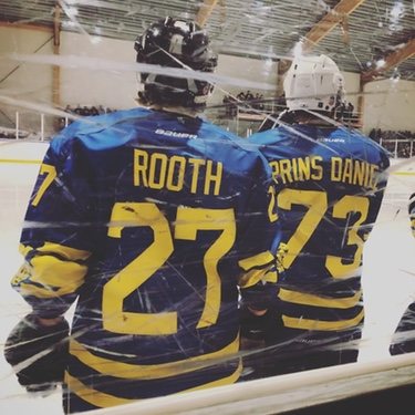 Daniel de Suecia y Maria Rooth en un partido de hockey