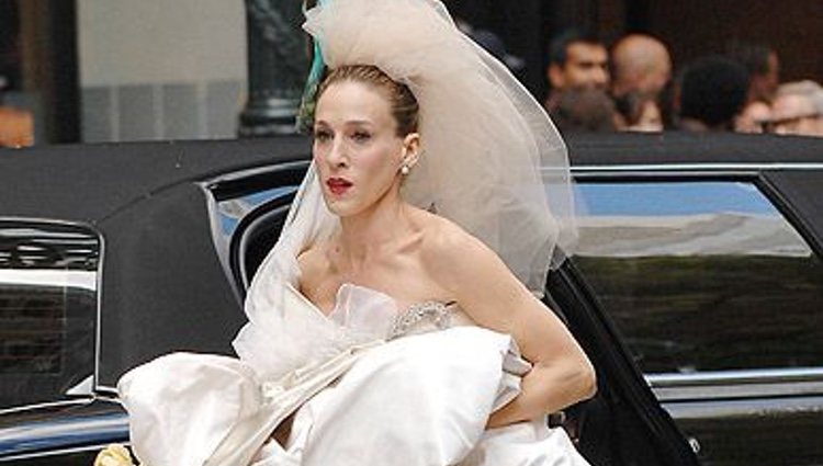 Carrie huyendo con su vestido de novia
