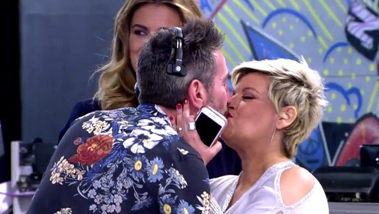 Terelu Campos besando con cariño a su director | Foto: telecinco.es