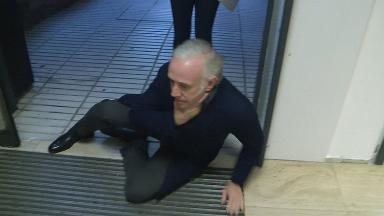 Eduardo Inda se cae al suelo tras el presunto golpe | Foto: 'Todo es mentira'