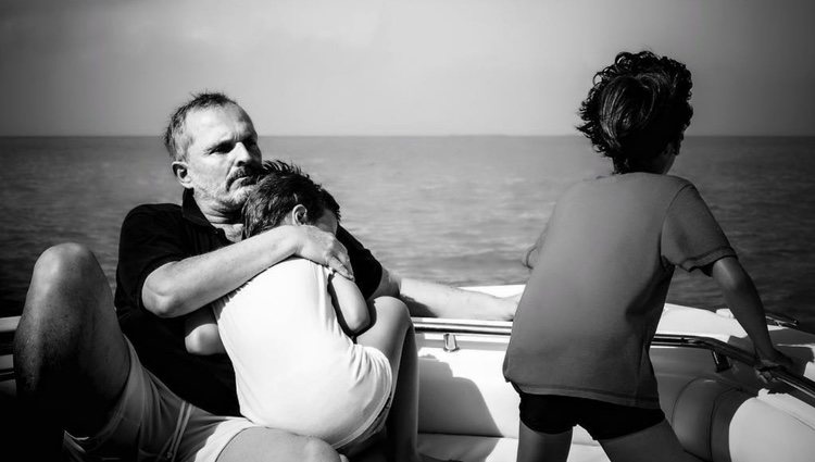 Miguel Bosé abrazando a su hijo en un barco por el Caribe| Foto: Instagram