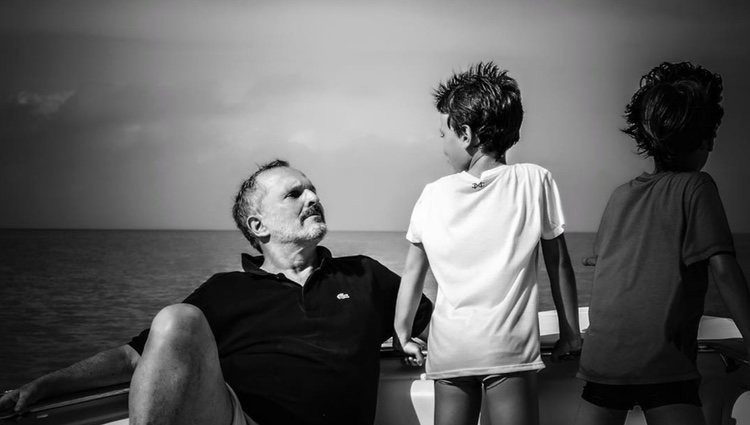Miguel Bosé junto a sus hijos en un barco por el Caribe| Foto: Instagram