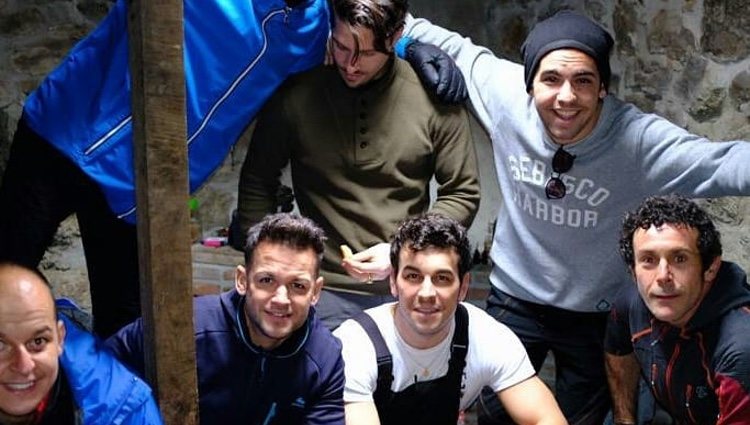 Mario Casas con algunos de sus amigos/ Foto: Instagram