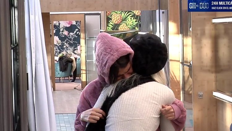 Sofía Suescun abrazando a Ylenia mientras llora por sentirse mal tras sus palabras| Youtube