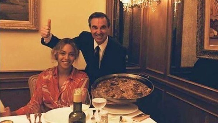 Fotografía de Beyoncé y Moncho Neira con la paella de marisco/ Instagram