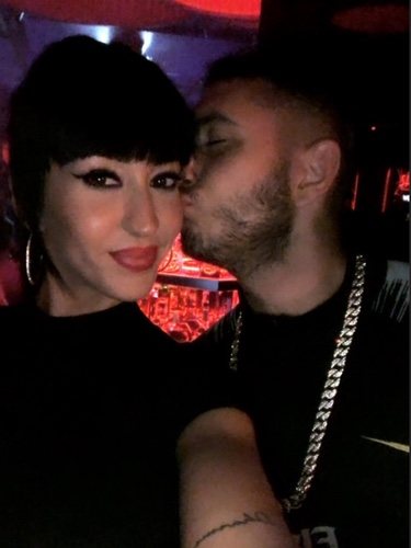 Omar Montes dando un cariñoso beso a Aurah Ruiz/ Foto: Instagram
