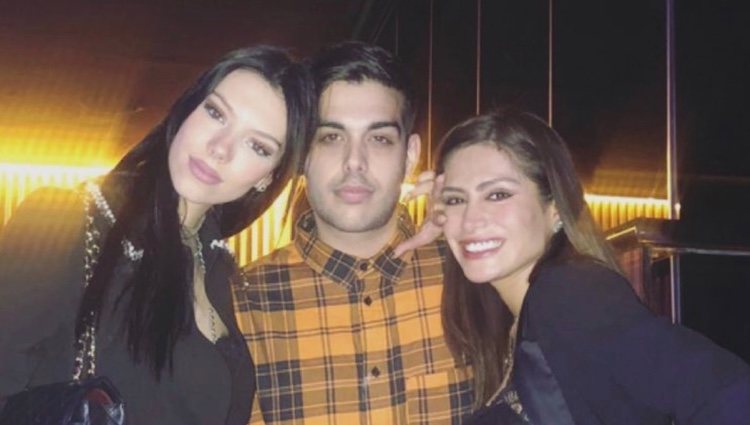 Alejandra Rubio con su novio y Miriam Saavedra | Foto: Instagram