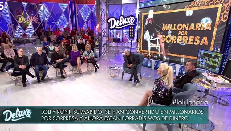 Loli Álvarez y Roni Santas junto a los colaboradores en 'Sábado Deluxe' / Foto: Telecinco.es