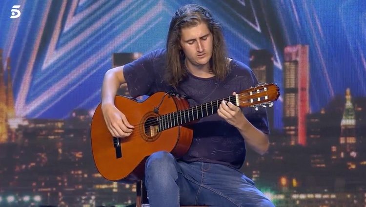 Rubén tocando la guitarra en el programa 'Got Talent'