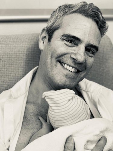 Andy Cohen con su hijo recién nacido