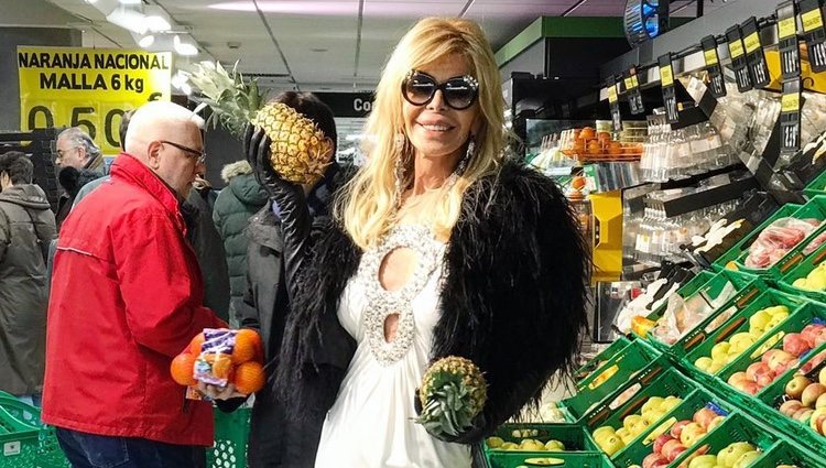 Bibiana Fernández comprando en un supermercado vestida de gala | Instagram
