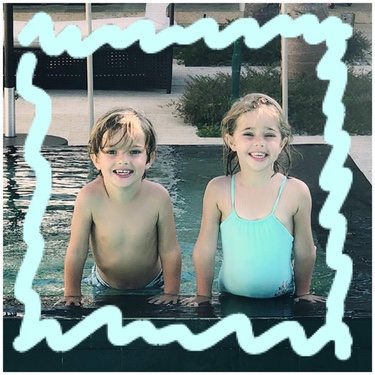 Nicolás y Leonor de Suecia en la piscina