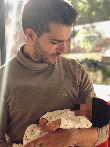 Marc Clotet con su pequeña Lia en brazos / Instagram