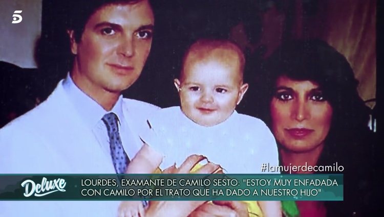 Fotografía de Camilo Sesto y Lorude Ornelas con su hijo | Foto: telecinco.es