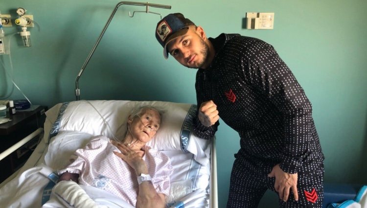 Omar Montes visitando a su abuela| Foto: Twitter