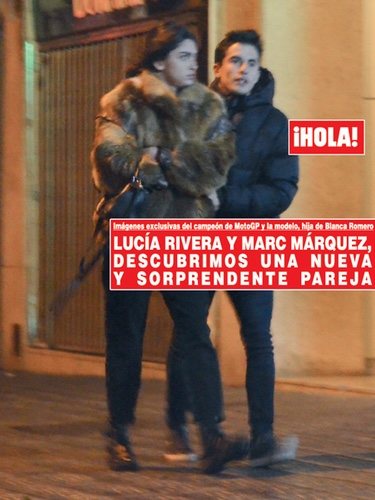 Marc Márquez y Lucía Rivera paseando por Barcelona | Foto: hola.com