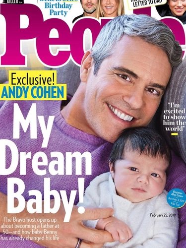 Andy Cohen con su hijo en la portada de People