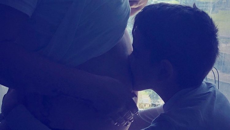 Hijo de Katia Aveiro besándole la tripita d embarazada