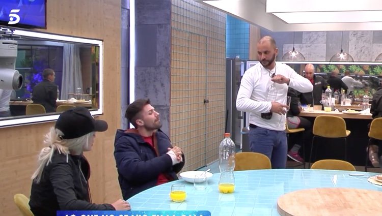 Antonio Tejado en la cocina hablando con sus compañeros sobre Candela Acevedo