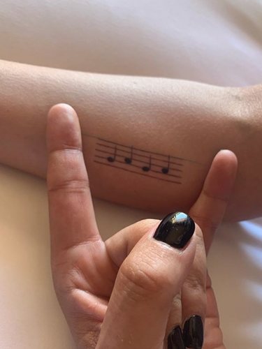 El tatuaje de Lady Gaga en el brazo izquierdo