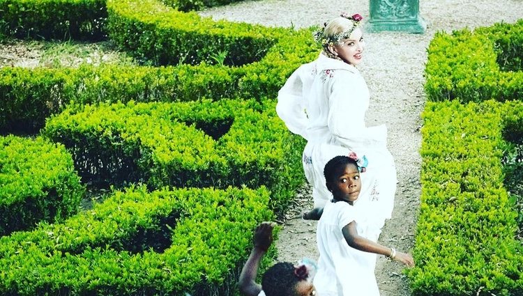 Madonna en el jardín de su casa de Lisboa junto a sus hijas
