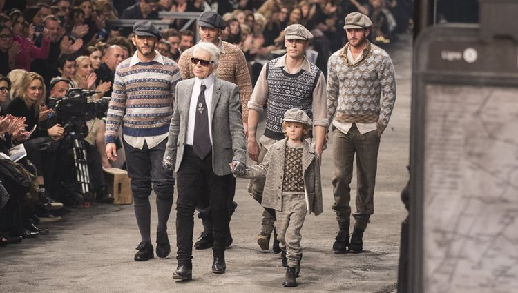 Karl Lagerfeld y Sebastien Jondeau (a su derecha) en la pasarela de Chanel