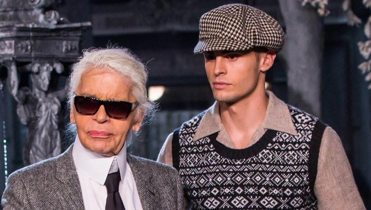 Karl Lagerfeld y Baptiste Giabiconi saludando tras un desfile