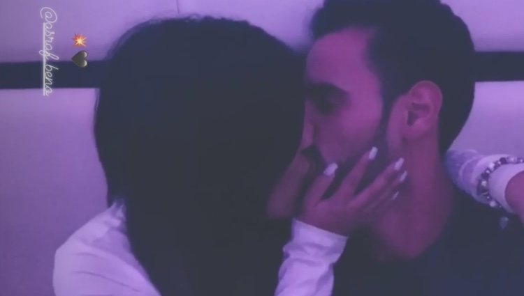 El beso entre Chabelita y Asraf| Foto: Instagram