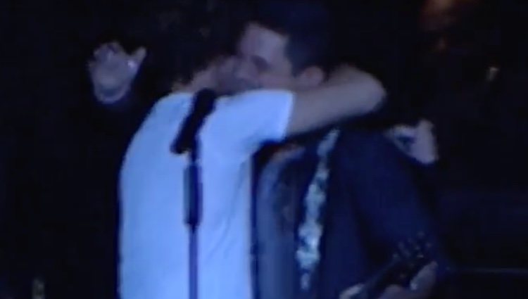 David Bisbal y Alejandro Sanz abrazándose durante un concierto/ Foto: Socialité