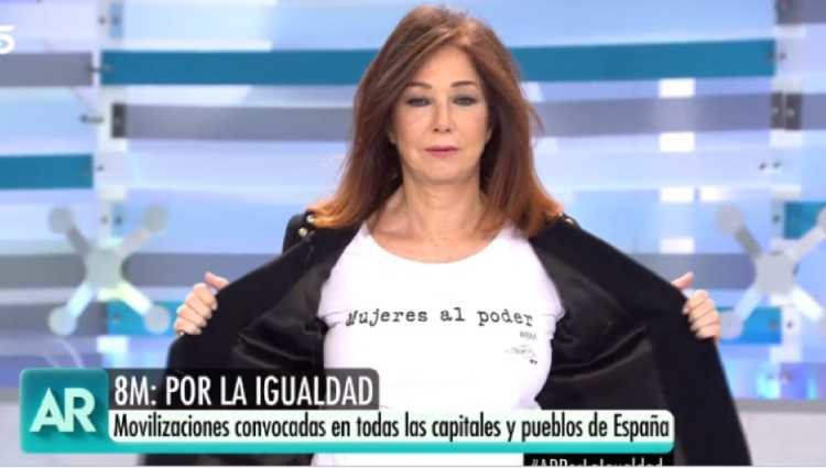 Ana Rosa Quintana enseñando la camiseta de 'Mujeres al poder'/foto:telecinco.es