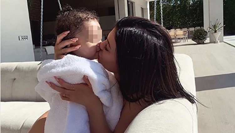 Kylie Jenner con su hija Stormi en el Día Internacional de la Mujer