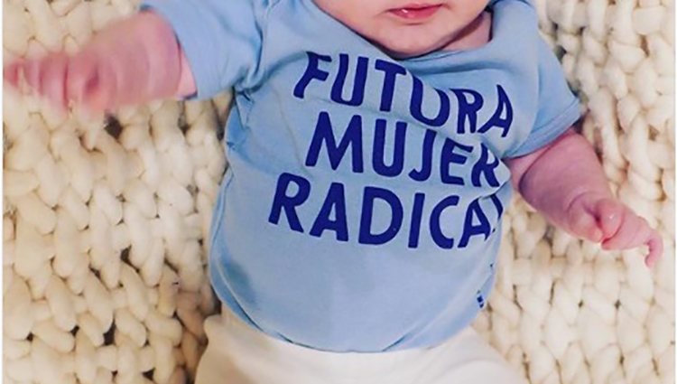 Lucía, hija de Ricky Martin con un camiseta feminista