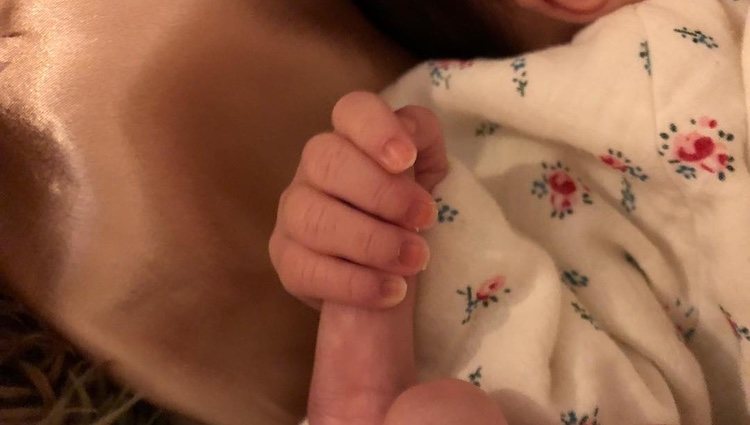 El dedo de Alfie Allen agarrado por la mano de su hija | Foto: @alfieeallen