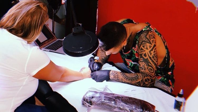 Erik Riolobos tatuando | Instagram