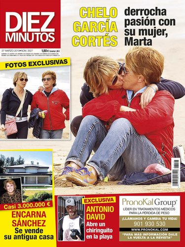 Fotografías de Chelo García Cortés y Marta Roca Carbonell paseando por la playa / Foto: Revista Diez Minutos 