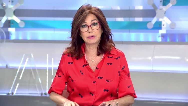 Ana Rosa Quintana dando la noticia durante su programa