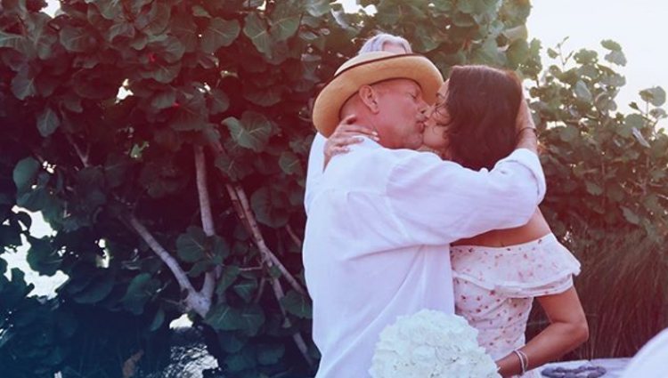 Bruce Willis y Emma Heming besándose durante la boda l Instagram