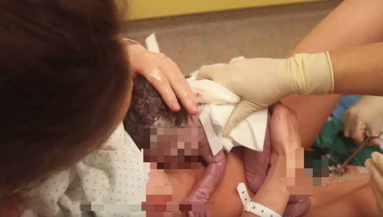 Segundos después de dar a luz | Foto: Youtube